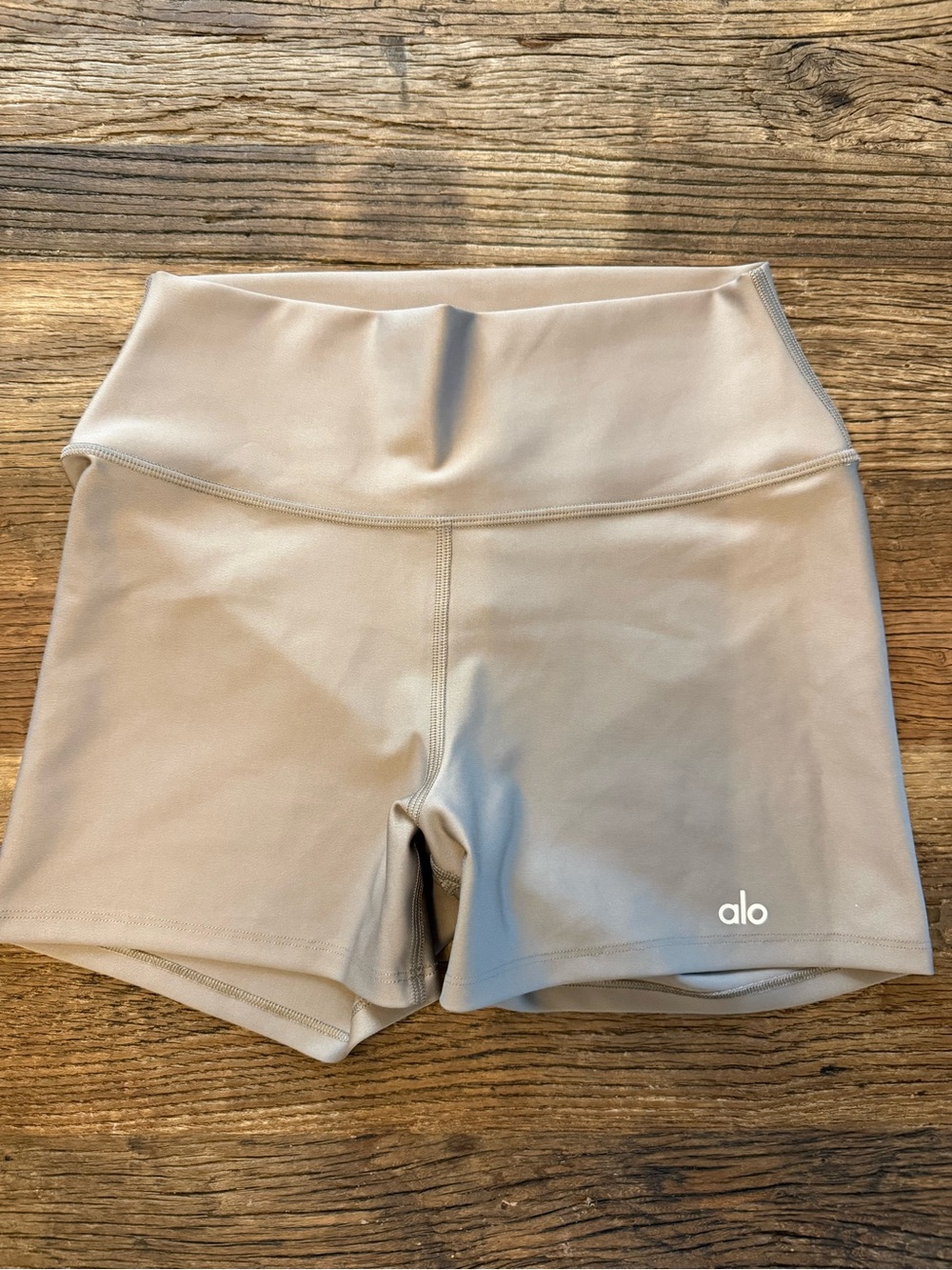 ALO Yoga High-Rise Airlift Shorts in Gravel